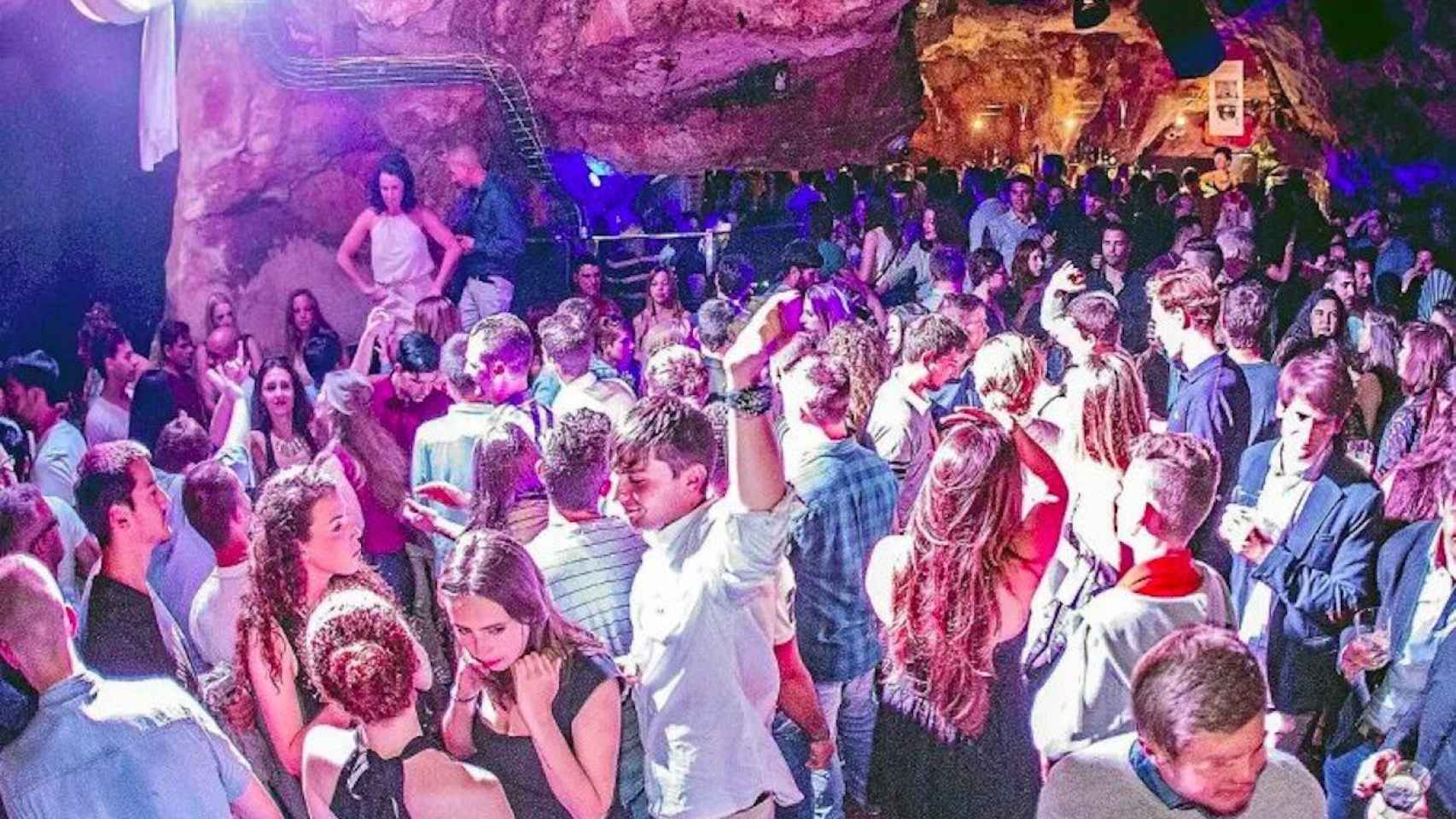 Imagen de archivo de una fiesta en la popular Cova d'en Xoroi, en Menorca / CIVITATIS