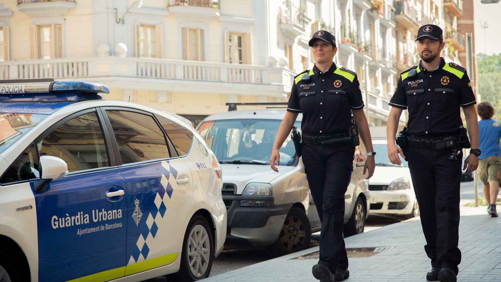 Dos agentes de la Guardia Urbana patrullan por la calle en Barcelona / AYUNTAMIENTO DE BARCELONA
