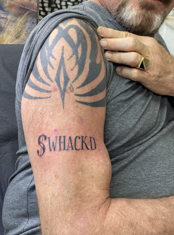 El tatuaje de John McAfee en el brazo derecho / TWITTER