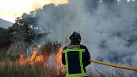 Un bombero trabaja para apagar un incendio en Collserola / BOMBERS DE BARCELONA