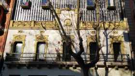 Construcción en la calle de Sardenya que conserva en el exterior la fachada original de 1912 / INMA SANTOS