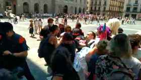 Enfrentamientos entre Mossos d'Esquadra y manifestantes de una protesta 'trans' en plaza Sant Jaume / FURIATRANSAUTONOMA