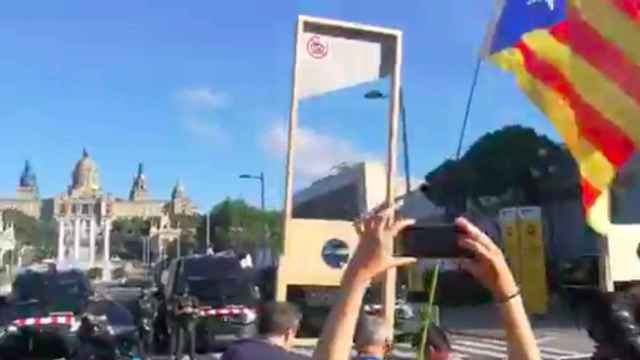 Una de las guillotinas contra Felipe VI en la manifestación de los CDR / TWITTER