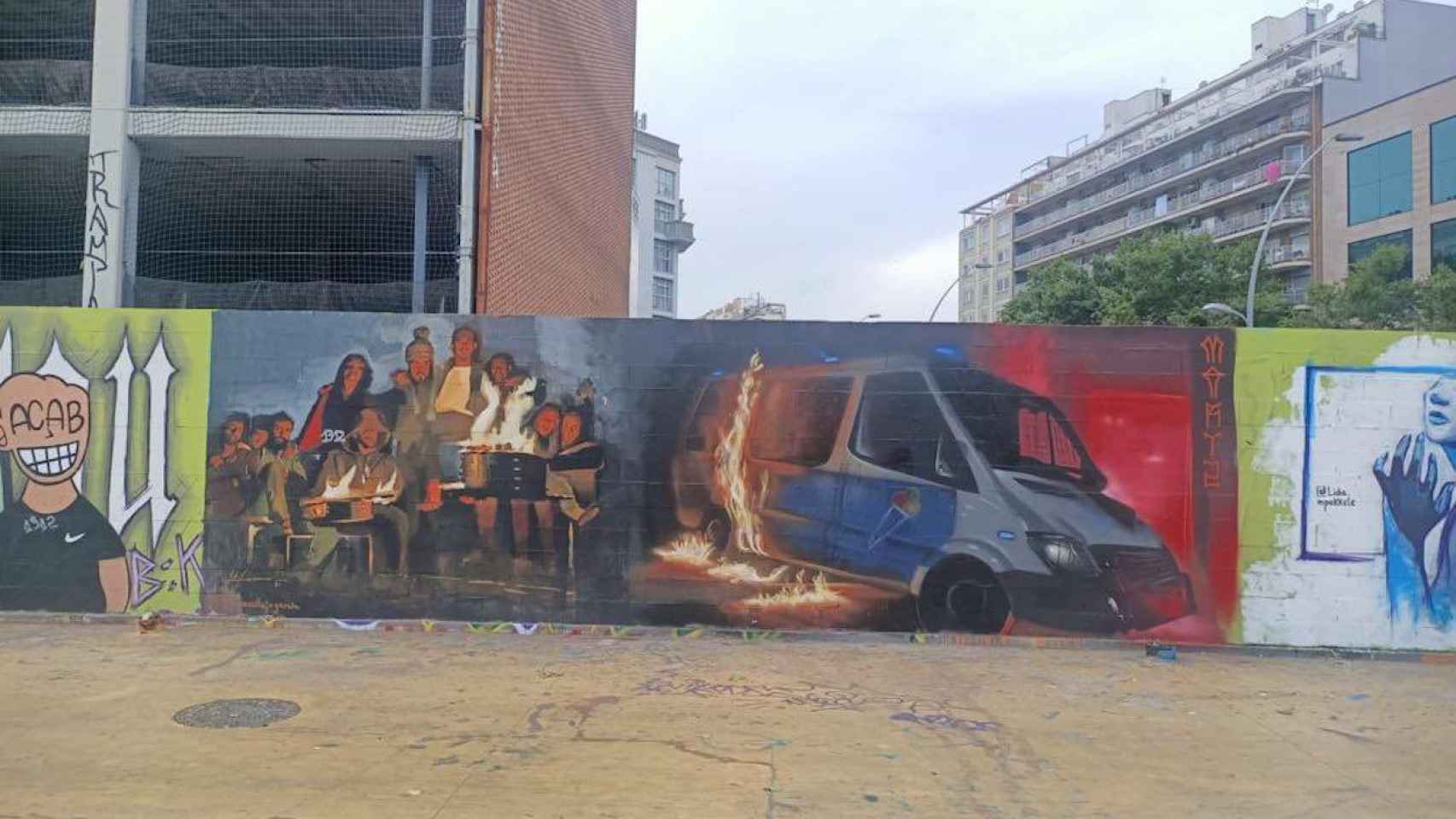 Provocativo graffiti del furgón incendiado de la Guardia Urbana en el parque de Las Tres Xemeneies del Poble-sec / TWITTER - @SapolSindicat