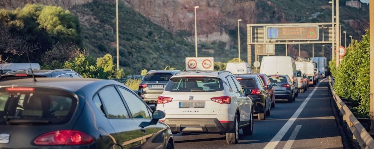 Cola de coches en una operación retorno en Barcelona / SERVEI CATALÀ DE TRÀNSIT