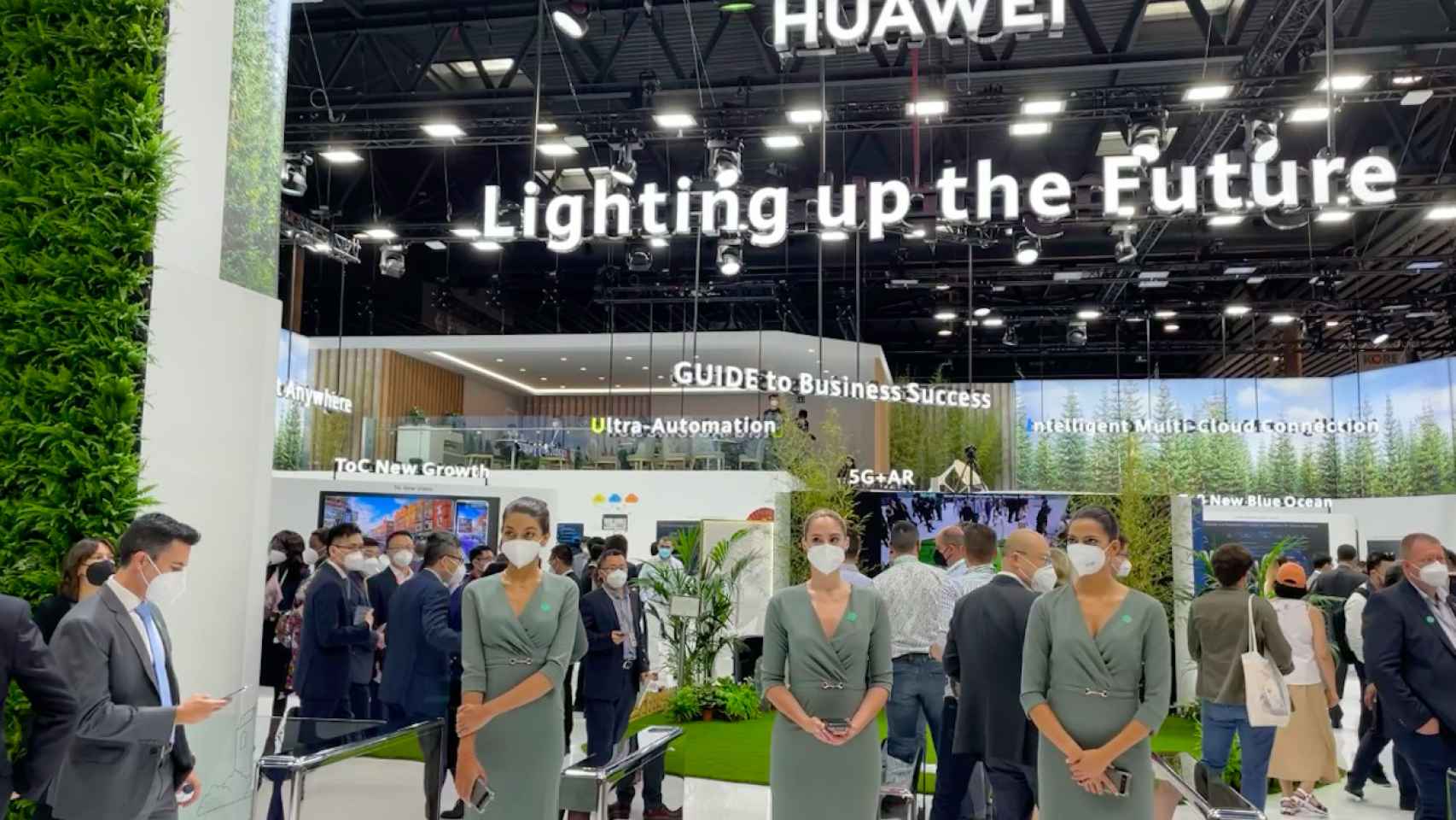 Tres azafatas en la entrada del stand de Huawei en el MWC 2021 / METRÓPOLI