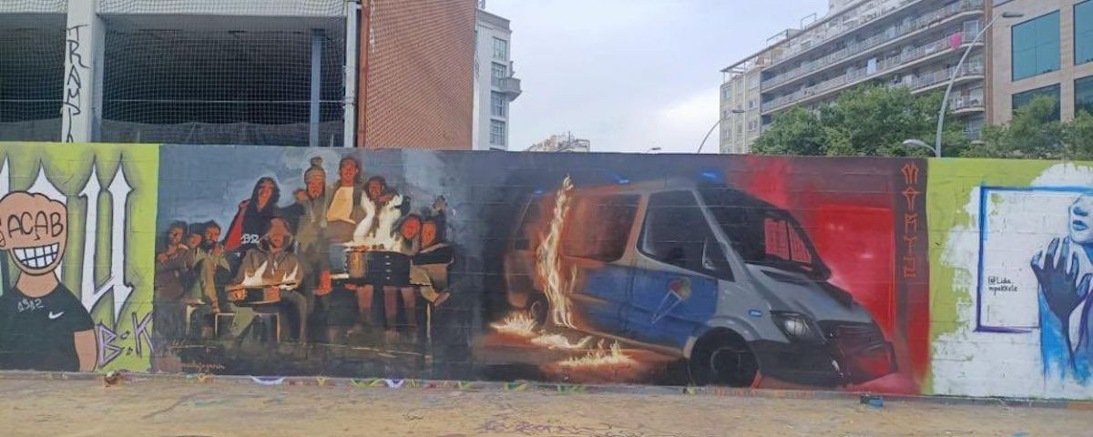 Grafiti de la furgoneta incendiada de la Guardia Urbana en el parque de Las Tres Xemeneies del Poble-sec / TWITTER - @SapolSindicat