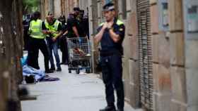 Agentes de policía de distintos cuerpos durante una macrooperación en el barrio del Raval de Barcelona  / EFE