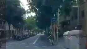 Un ciclista a punto de ser atropellado en un paso de peatones / BCNLEGENDS