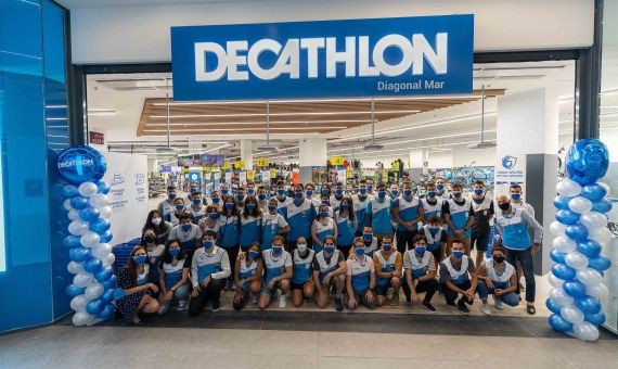 Trabajadores de la nueva tienda Decathlon de Diagonal Mar / CEDIDA
