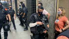 Agentes de los Mossos d'Esquadra durante el desalojo en el Raval / TWITTER