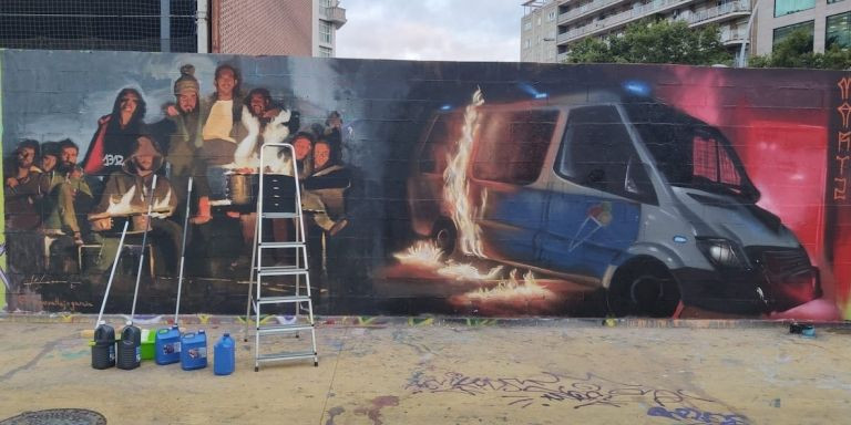 El grafiti de la furgoneta de la Urbana en llamas antes de ser borrado / CSIF