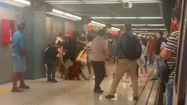 Pelea en la parada de Santa Eulàlia en la L1 del Metro / 'BCN LEGENDS' - TELEGRAM