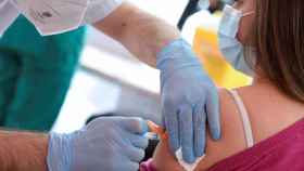 Un enfermero vacuna a una chica joven de entre 16 y 29 años en Barcelona / EFE