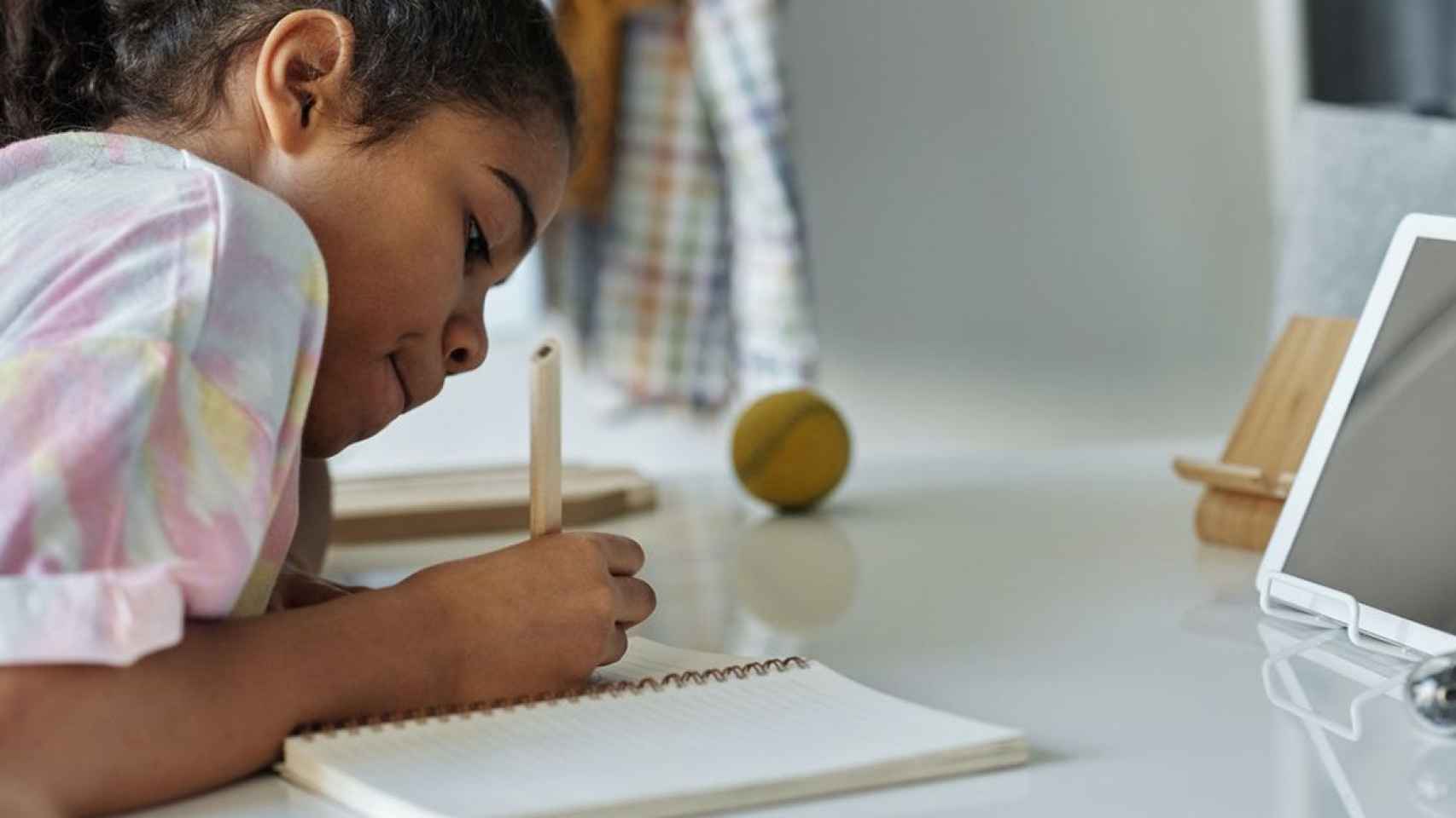 Una niña hace sus deberes durante las vacaciones / PEXELS