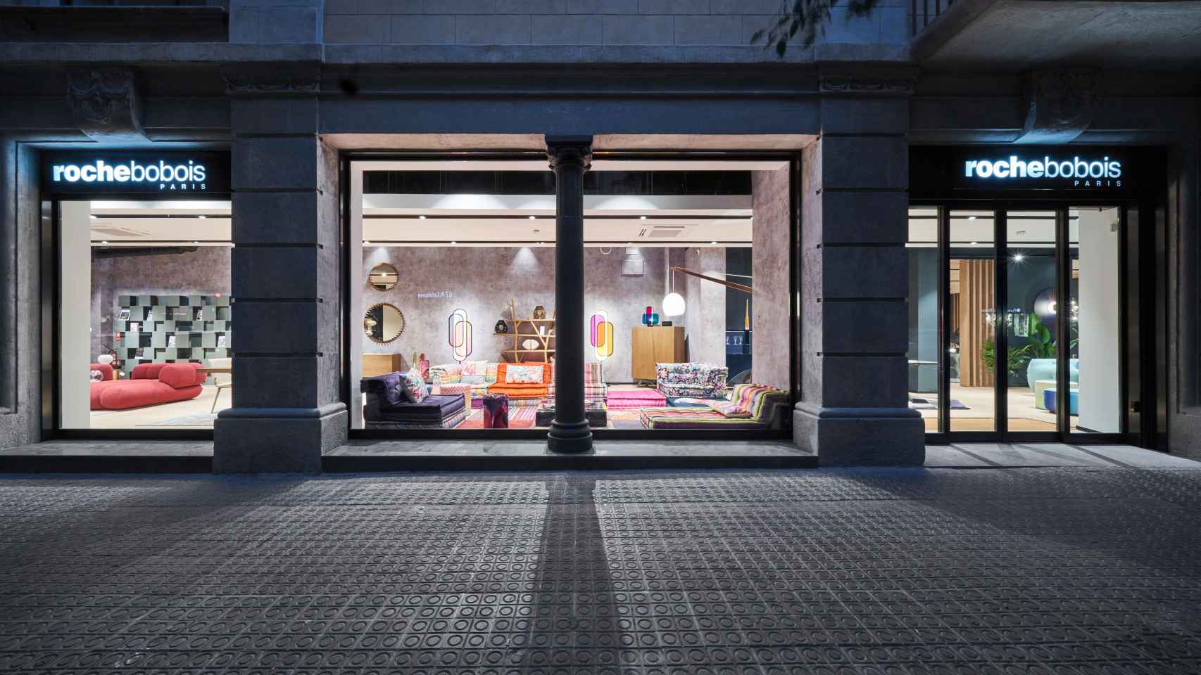 Escaparate de la nueva tienda de Roche Bobois en la milla de la decoración de Barcelona / CEDIDA