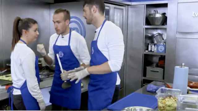 Arnau consolando a Ofelia durante el programa de Masterchef / TVE