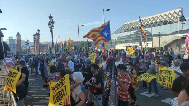 Manifestantes en los aledaños del CaixaForum de Barcelona en protesta por la presencia del Rey Felipe VI / EUROPA PRESS