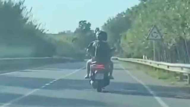 Pillados teniendo sexo sobre una moto en marcha en El Prat de Llobregat / 'BCN LEGENDS' - TELEGRAM