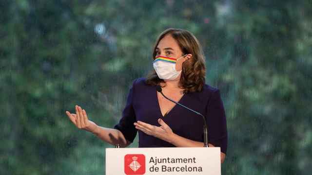 La alcaldesa de Barcelona, Ada Colau, durante una rueda de prensa en Barcelona / EP