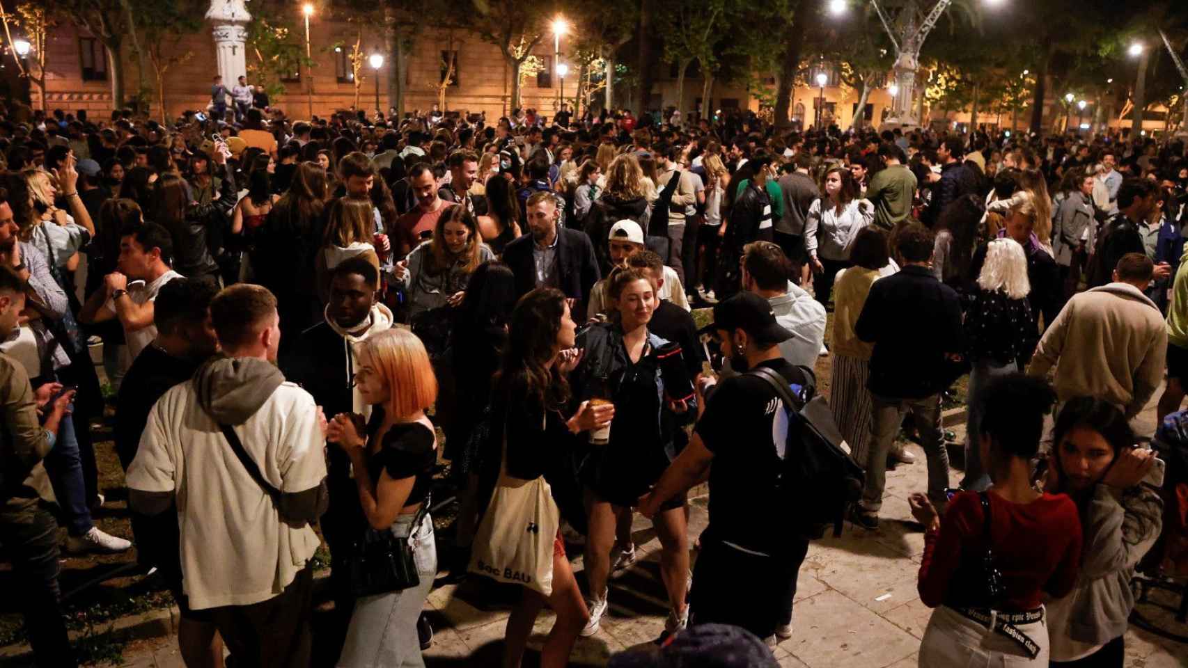 Cientos de jóvenes sin mascarilla en un botellón tras el fin del toque de queda en Barcelona / EFE