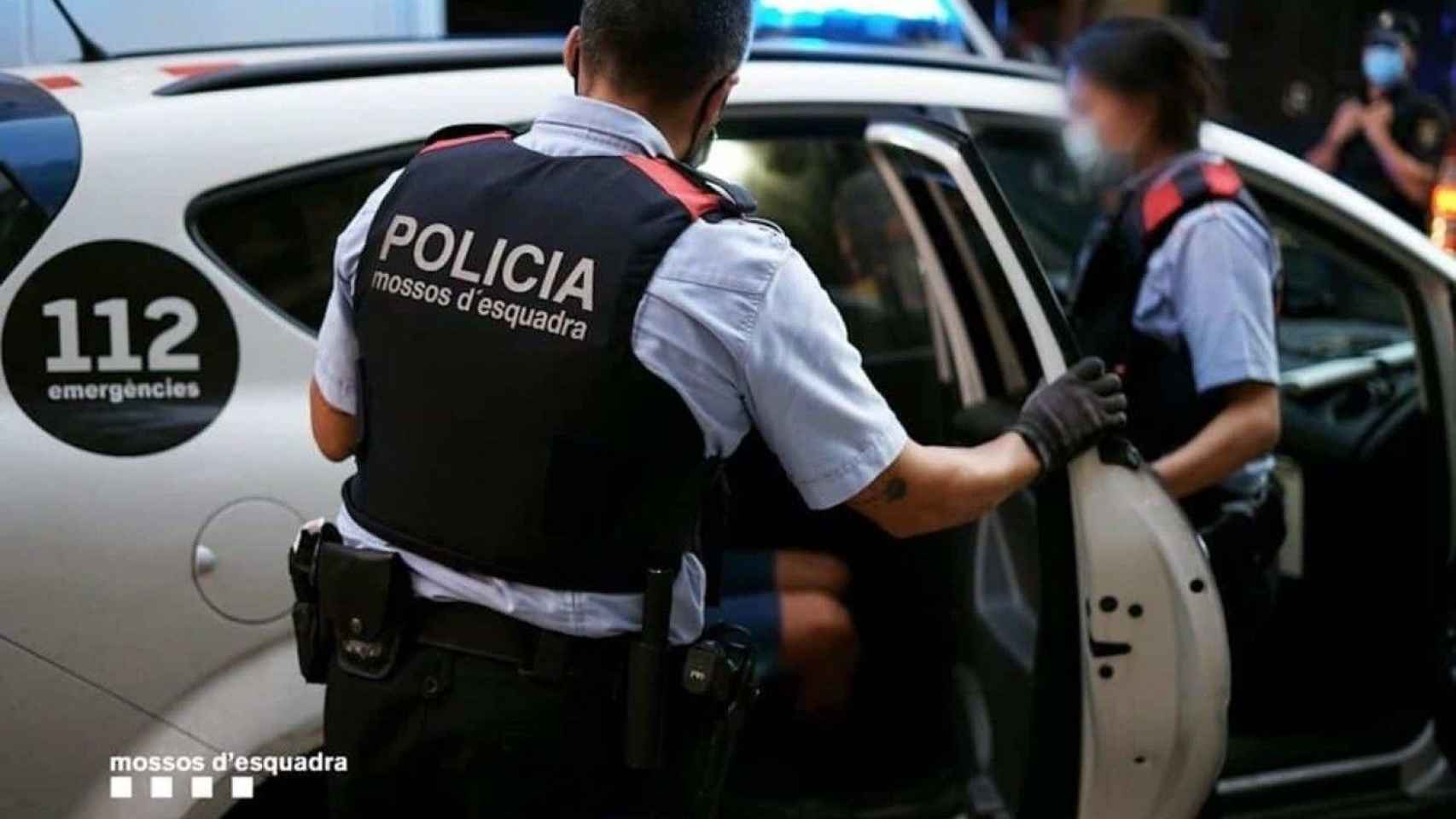 Agentes de los Mossos d'Esquadra con un detenido / EUROPA PRESS