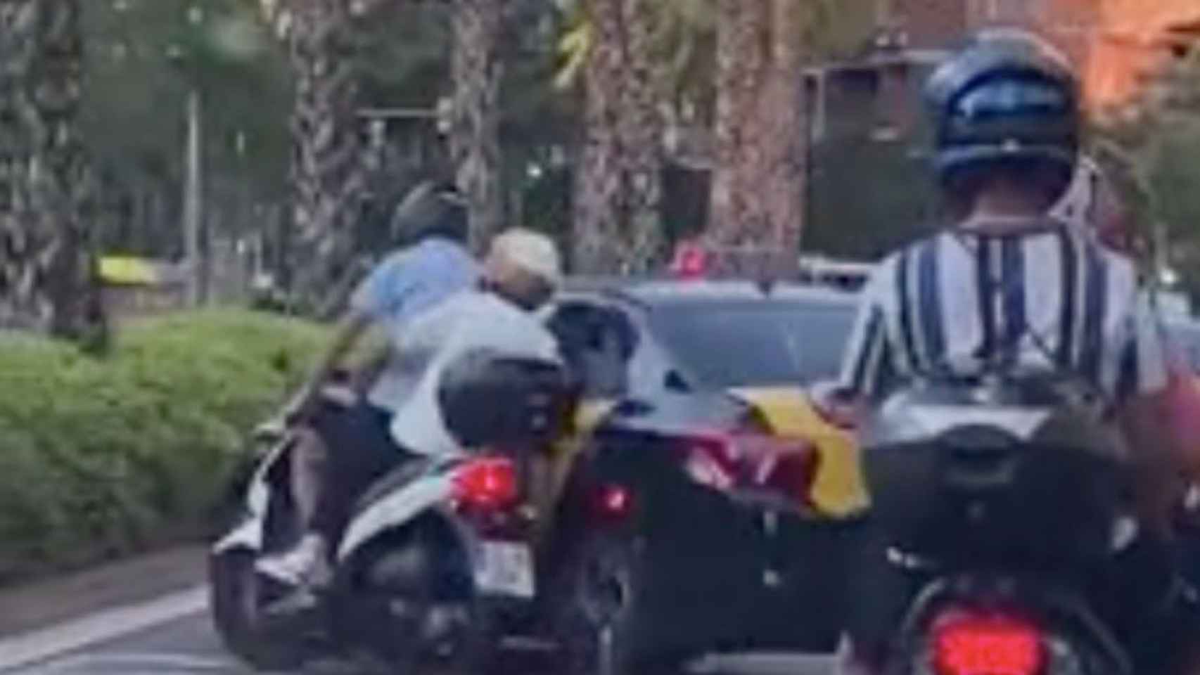Un taxista embiste a una motocicleta