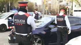Agentes de los Mossos d'Esquadra detienen un vehículo en un control / MOSSOS D'ESQUADRA