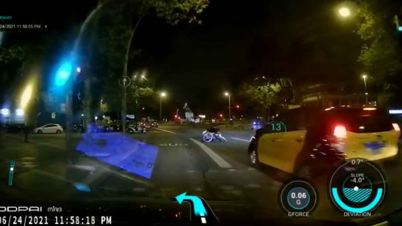Captura de pantalla del vídeo del ciclista, a punto de ser atropellado por un taxi en Barcelona / METRÓPOLI