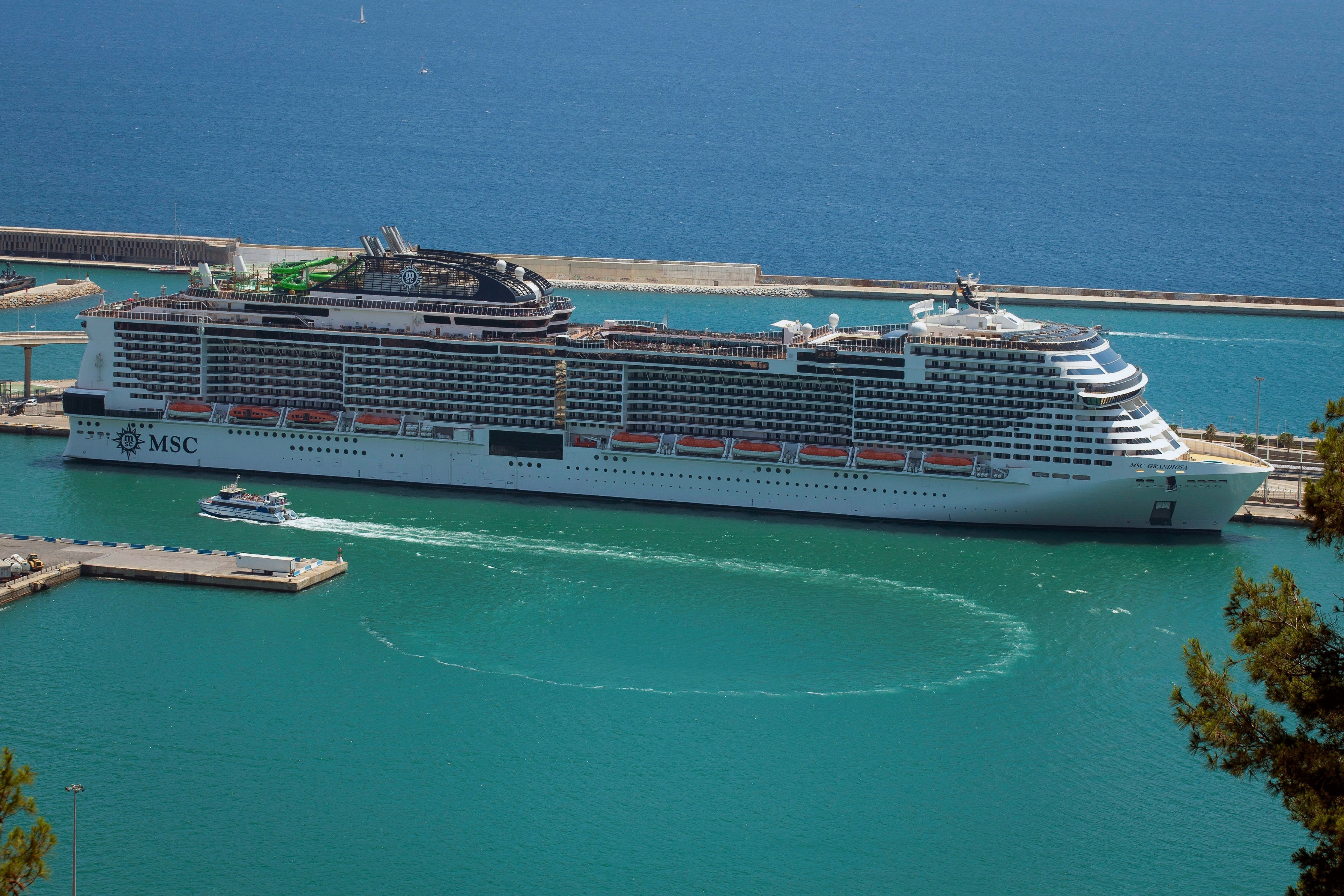Visa del crucero Grandiosa atracado el sábado en el Puerto de Barcelona, de la compañía MSC Cruceros / EFE - ENRIC FONTCUBERTA