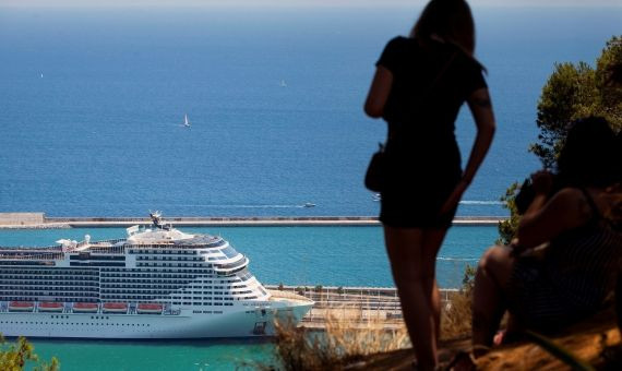 Vista del crucero Grandiosa, de MSC Cruceros, atracado este sábado en el Puerto de Barcelona / EFE 