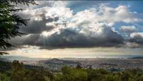 Cielos nubosos en Barcelona, que se despejarán a lo largo del día  / TWITTER - @alfons_pc