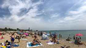La playa de la Nova Icària de Barcelona llena este domingo / M.A.