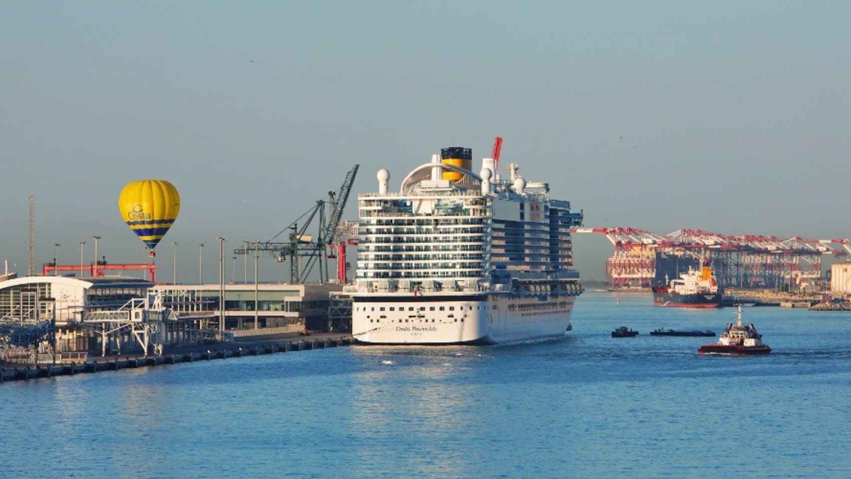 Un crucero de Costa Smeralda en el Puerto de Barcelona / COSTA CRUCEROS