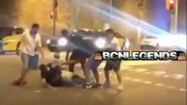 Captura de pantalla de la pelea en medio de la calle en Poble-sec / BCNLEGENDS