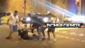 Captura de pantalla de la pelea en medio de la calle en Poble-sec / BCNLEGENDS