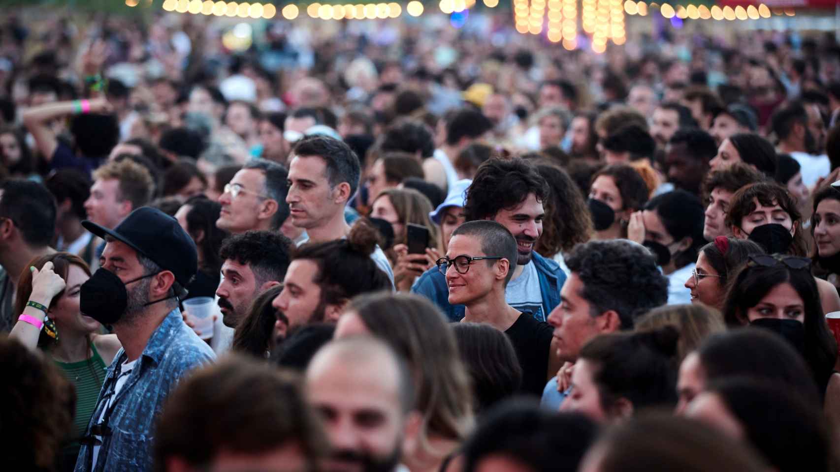 Asistentes a la última jornada del Vida'21, el primer festival multitudinario que se celebró en España sin distancias desde el inicio de la pandemia / EFE - Alejandro García