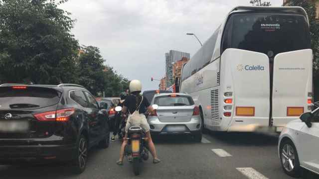 Atasco ocasionado por las obras en la avenida Meridiana / METRÓPOLI