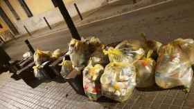 Bolsas de basura en una calle de Sant Andreu; el nuevo sistema de recogida de residuos ha generado malestar / ARCHIVO