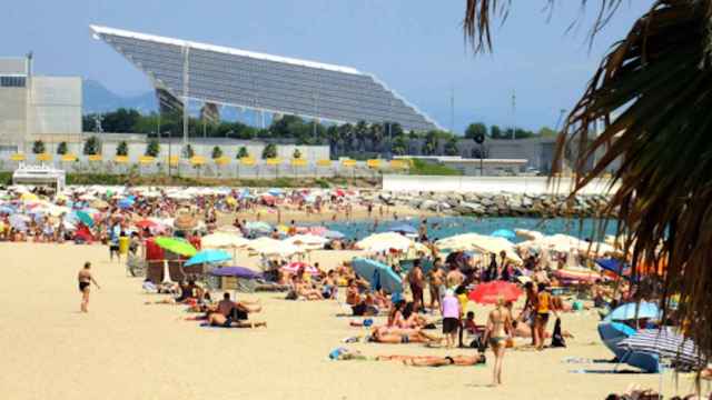 La playa de la Nova Mar Bella, llena de gente / AYUNTAMIENTO DE BARCELONA