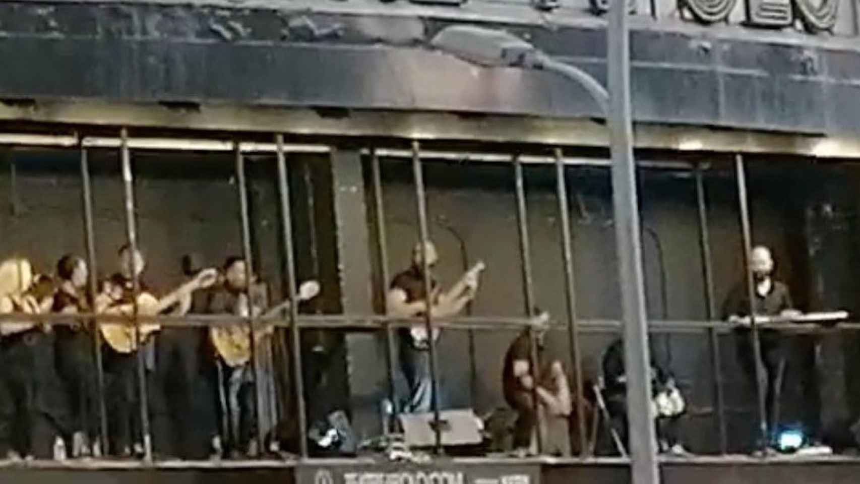 Concierto de Sabor de Gràcia desde la fachada de un teatro