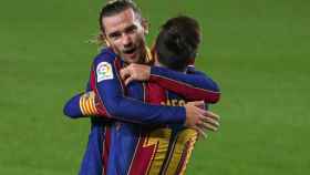 Leo Messi y Antoine Griezmann celebrando un gol del FC Barcelona