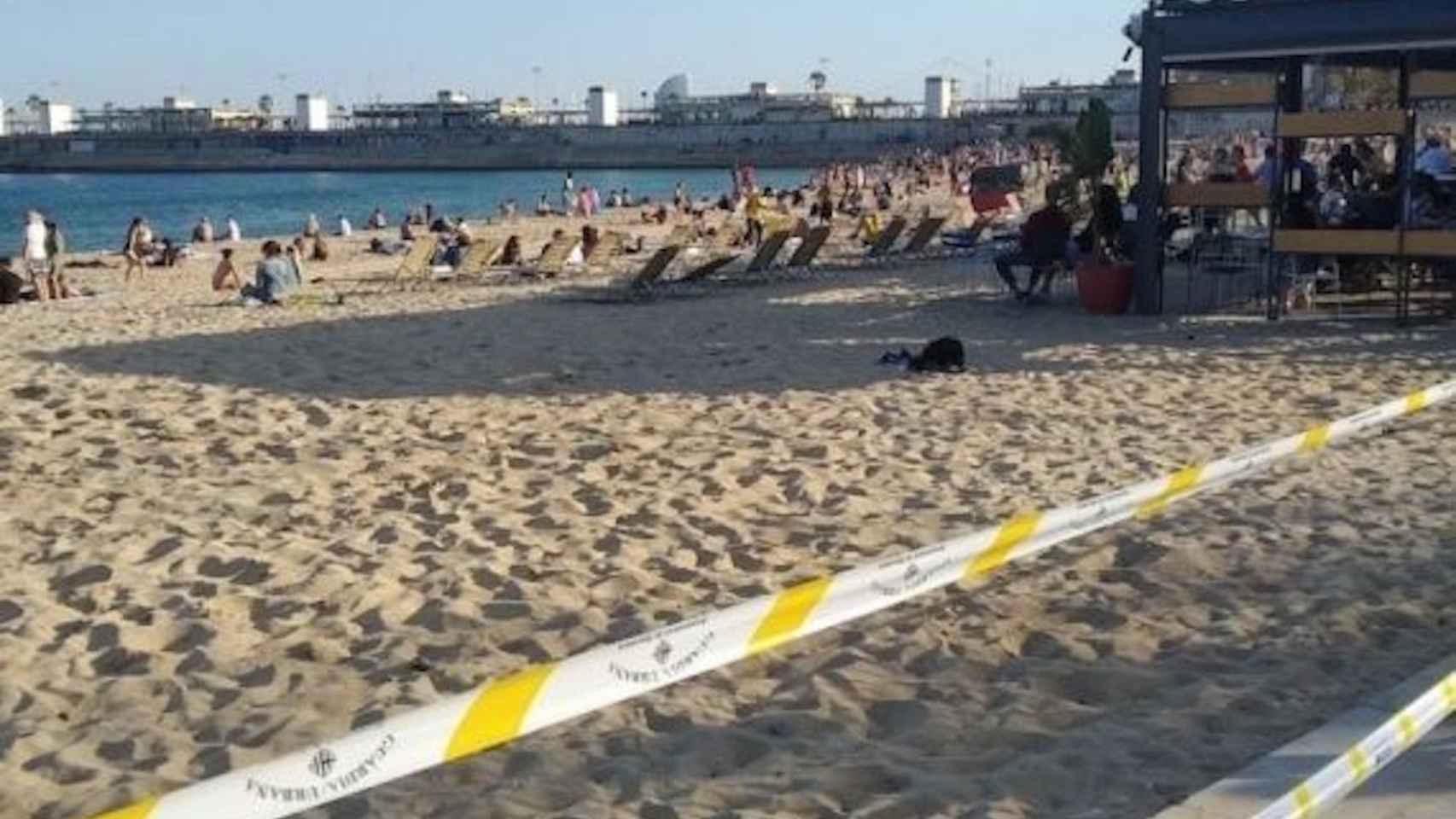 Una playa de Barcelona, precintada con una cinta de la Guardia Urbana, el año pasado / ARCHIVO - METRÓPOLI
