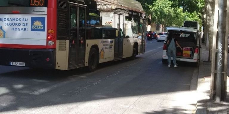 Un coche parado en el carril bus-taxi, en la calle de la Indústria / METRÓPOLI - JORDI SUBIRANA