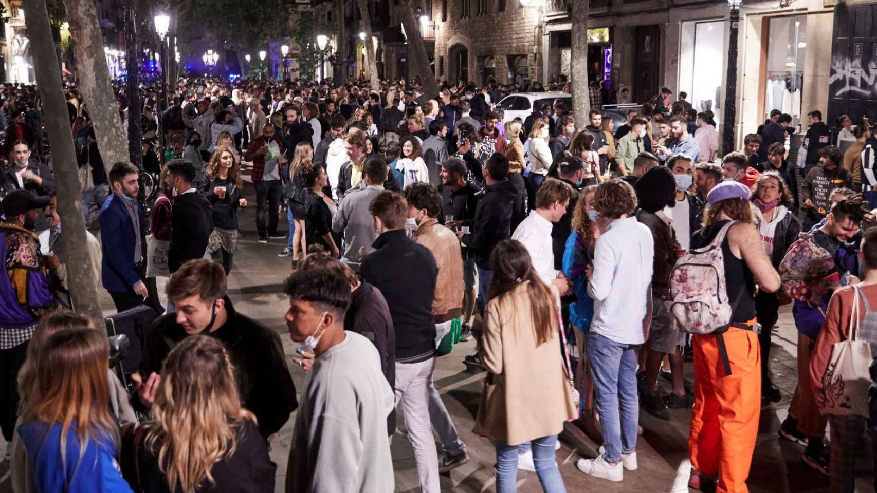 Centenares de jóvenes en un botellón de Barcelona / EFE