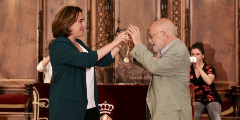 Ada Colau entrega la Medalla de Oro al Mérito Cívico a Arcadi Oliveres / AJ BCN