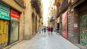 Locales comerciales cerrados en alquiler en la calle de Portaferrissa / METRÓPOLI
