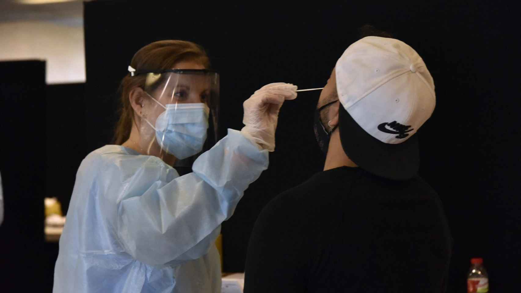 Una trabajadora sanitaria realiza un test de antígenos a un joven / EUROPA PRESS - David Oller