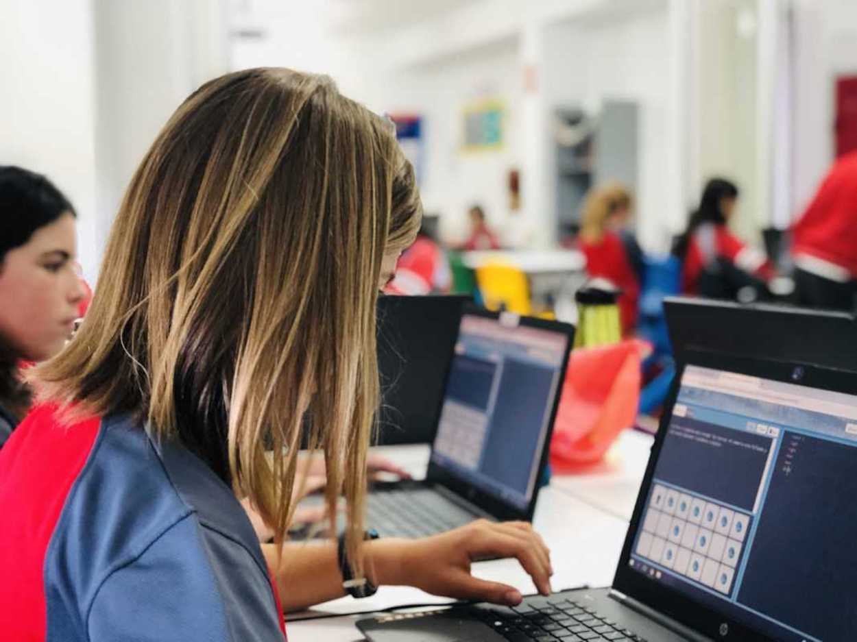 Estudiantes en un colegio con ordenadores en las aulas / ARCHIVO