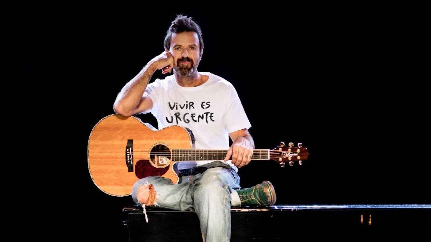 Pau Donés, con la camiseta diseñada por él en un concierto benéfico celebrado en la Plaza del Zócalo de Ciudad de México (octubre de 2017) / LA CAMISETA DE PAU